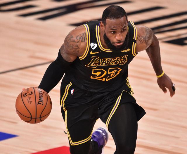 广东男篮在俱乐部杯首战中遭遇山西男篮，惜败对手，全场表现不佳，外援缺席，主力缺阵，山西男篮凭借高效进攻取得胜利。